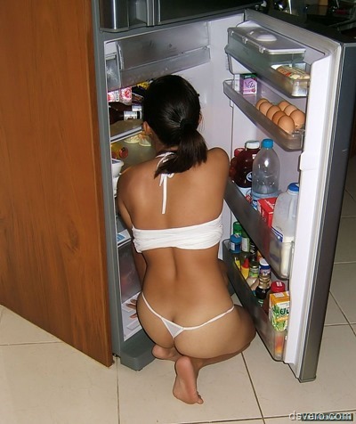 Голые девушки у холодильника