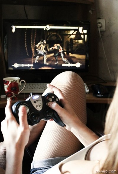 Девушки играют в компьютерные игры