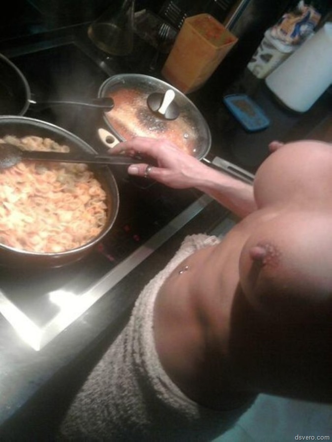 голая девушка готовит