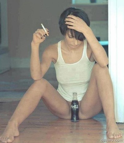 Девушка с бутылкой кока-колы меж ног