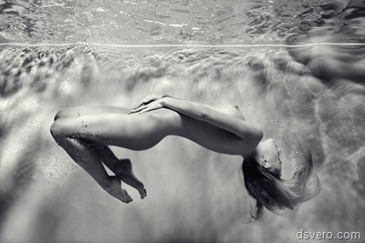 Черно-белая эротика: девушка под водой