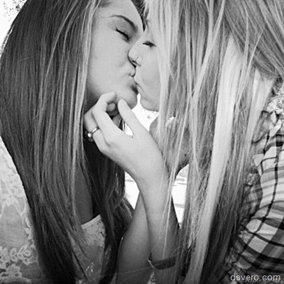 Девушки целуются (фотки и гифки)