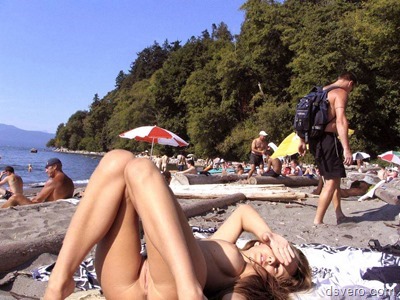 Голая девушка на общественном пляже