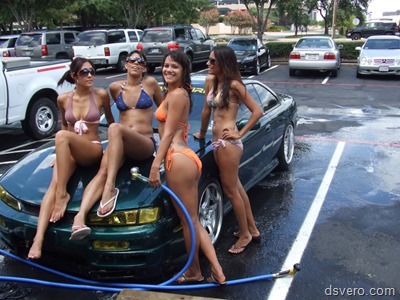 Обнаженные девушки моют машины