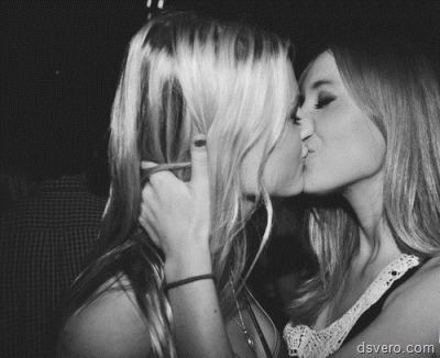 Девушки целуются (фотки и гифки)