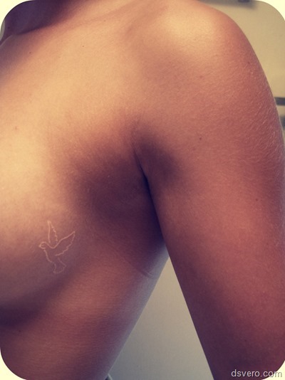 Татуировки около груди: сексуально