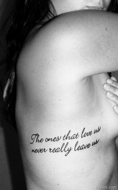 Татуировки около груди: сексуально