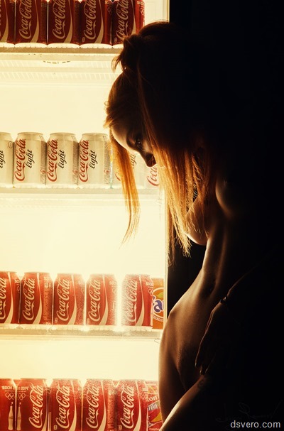 Голая девушка и холодильник кока-колы