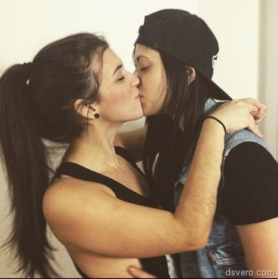Девушки целуются друг с другом (фото)