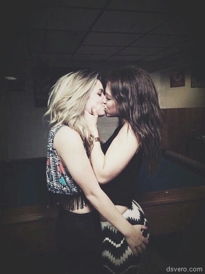 Девушки целуются друг с другом (фото)