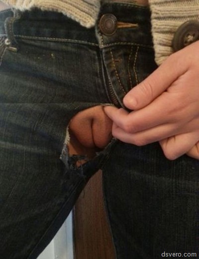 Женская киска сквозь дырку в джинсах