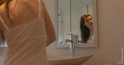 Красивая обнаженная девушка в ванной
