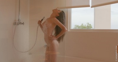 Красивая обнаженная девушка в ванной
