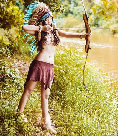 Голая девушка в костюме индейца