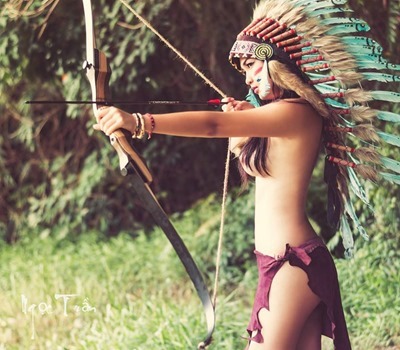 Голая девушка в костюме индейца
