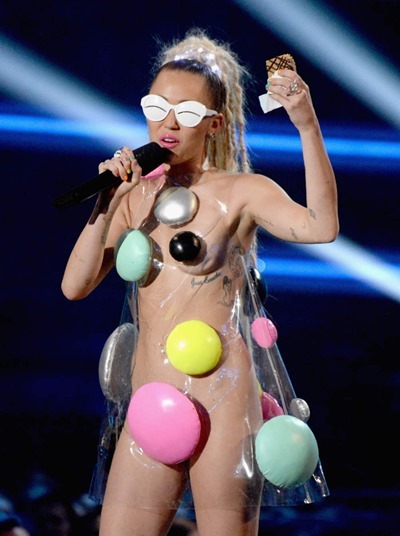 Откровенные наряды Miley Cyrus