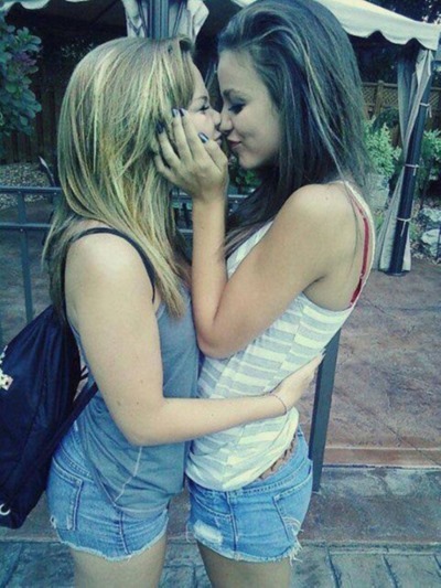 Молоденькие девушки целуются
