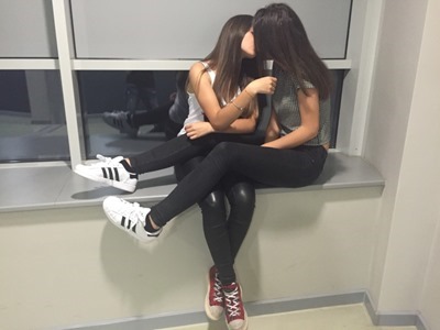 Молоденькие девушки целуются