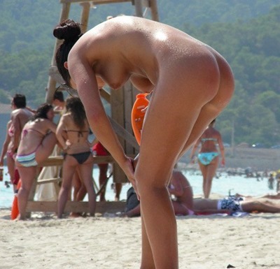 Голые девушки на пляже
