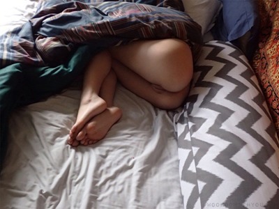 Голая девушка под одеялом