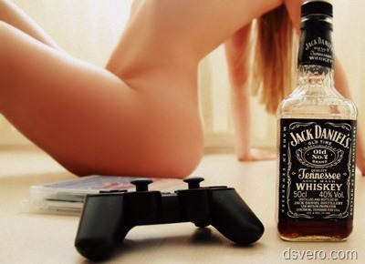Виски, видео игры и голая девушка