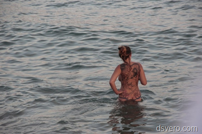 Море и голые девушки