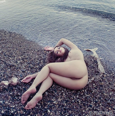 Море и голые девушки