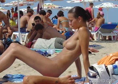 Голые и изящные девушки на пляже